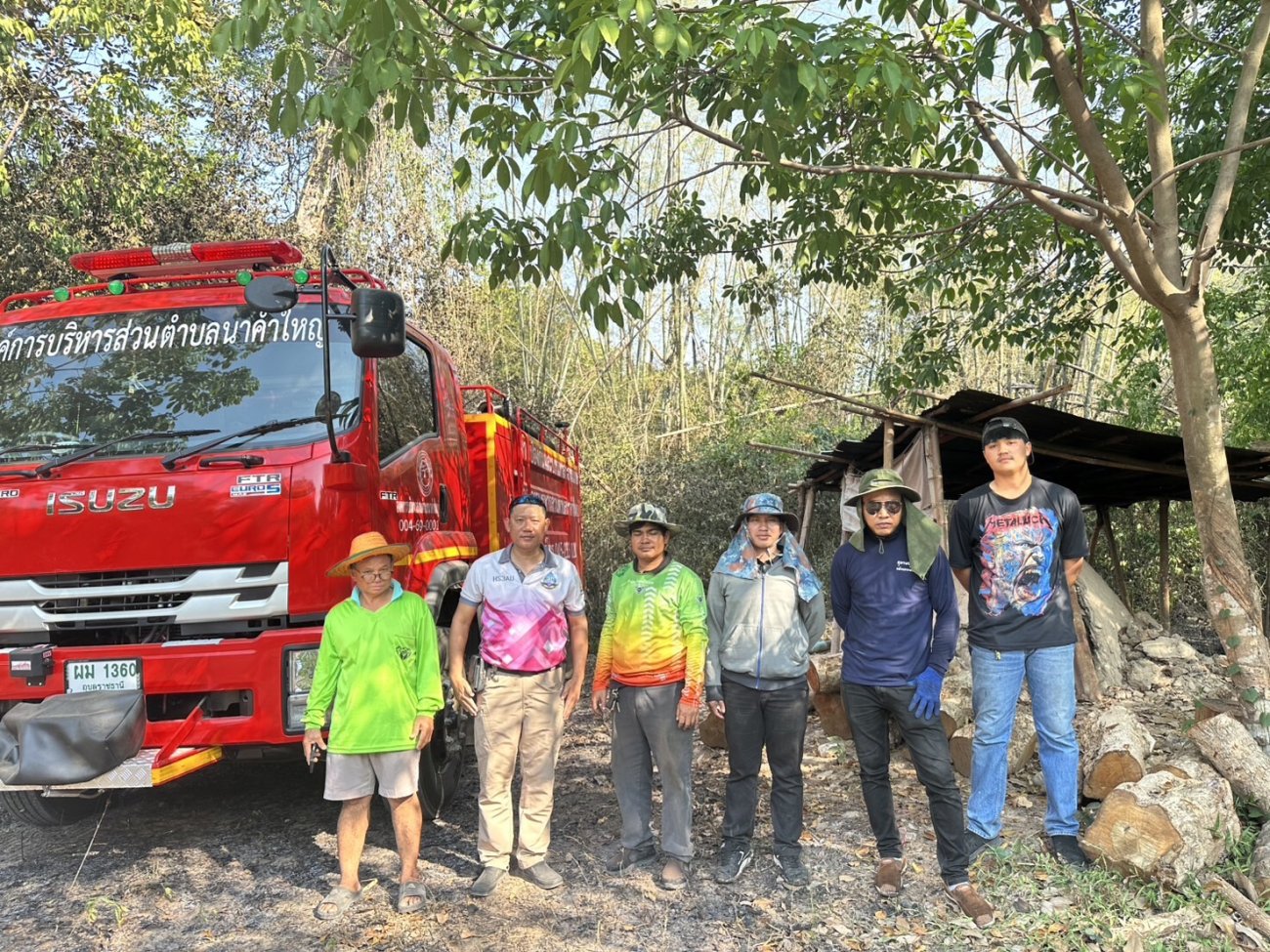 งานป้องกันเเละบรรเทาสาธารณภัย องค์การบริหารส่วนตำบลนาคำใหญ่ ได้รับเเจ้งเหตุไฟไหม้ป่า บ้านแสงน้อย(บริเวณป่าโนนทราย)