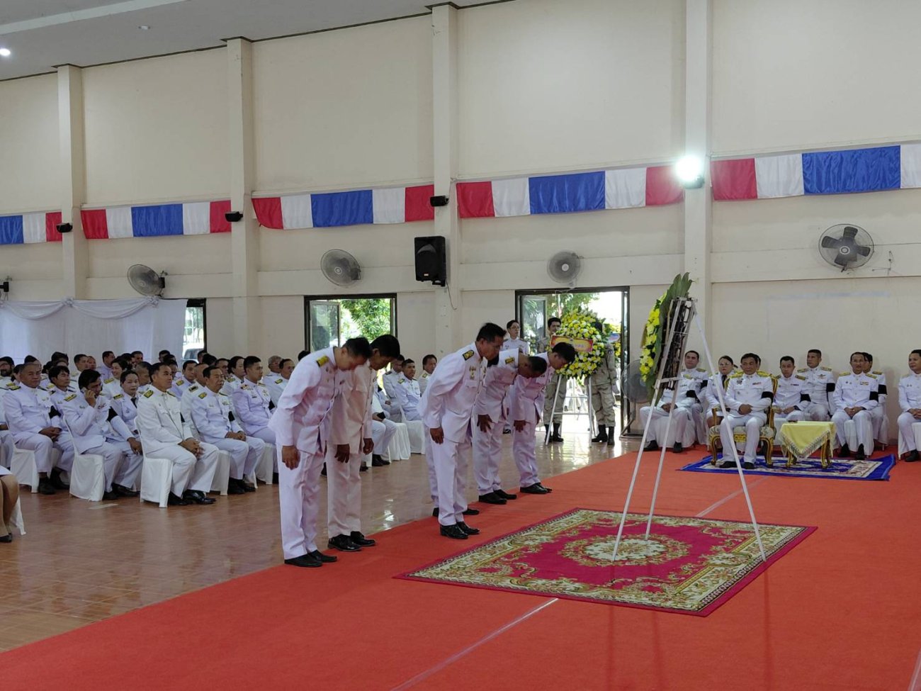 องค์การบริหารส่วนตำบลนาคำใหญ่ ร่วมพิธีวางพวงมาลาและทำบุญตักบาตรถวายพระราชกุศลเนื่องใน "วันนวมินทรมหาราช" ๑๓ ตุลาคม ๒๕๖๙ วันคล้ายวันสวรรคต พระบาทสมเด็จพระบรมชนกาธิเบศร มหาภูมิพลอดุลยเดชมหาราช บรมนาถบพิตร